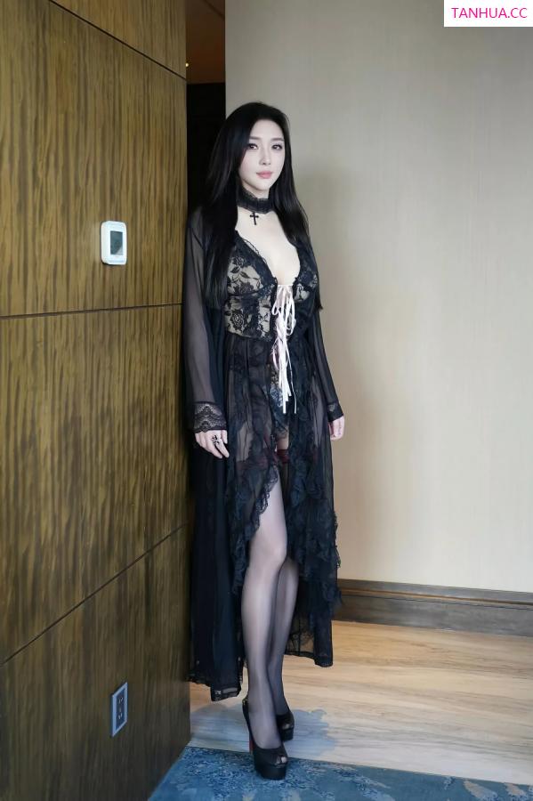   [XiuRen]高清写真图 2025.07.01 No.10490 苏一诺 黑色睡袍第10张图片
